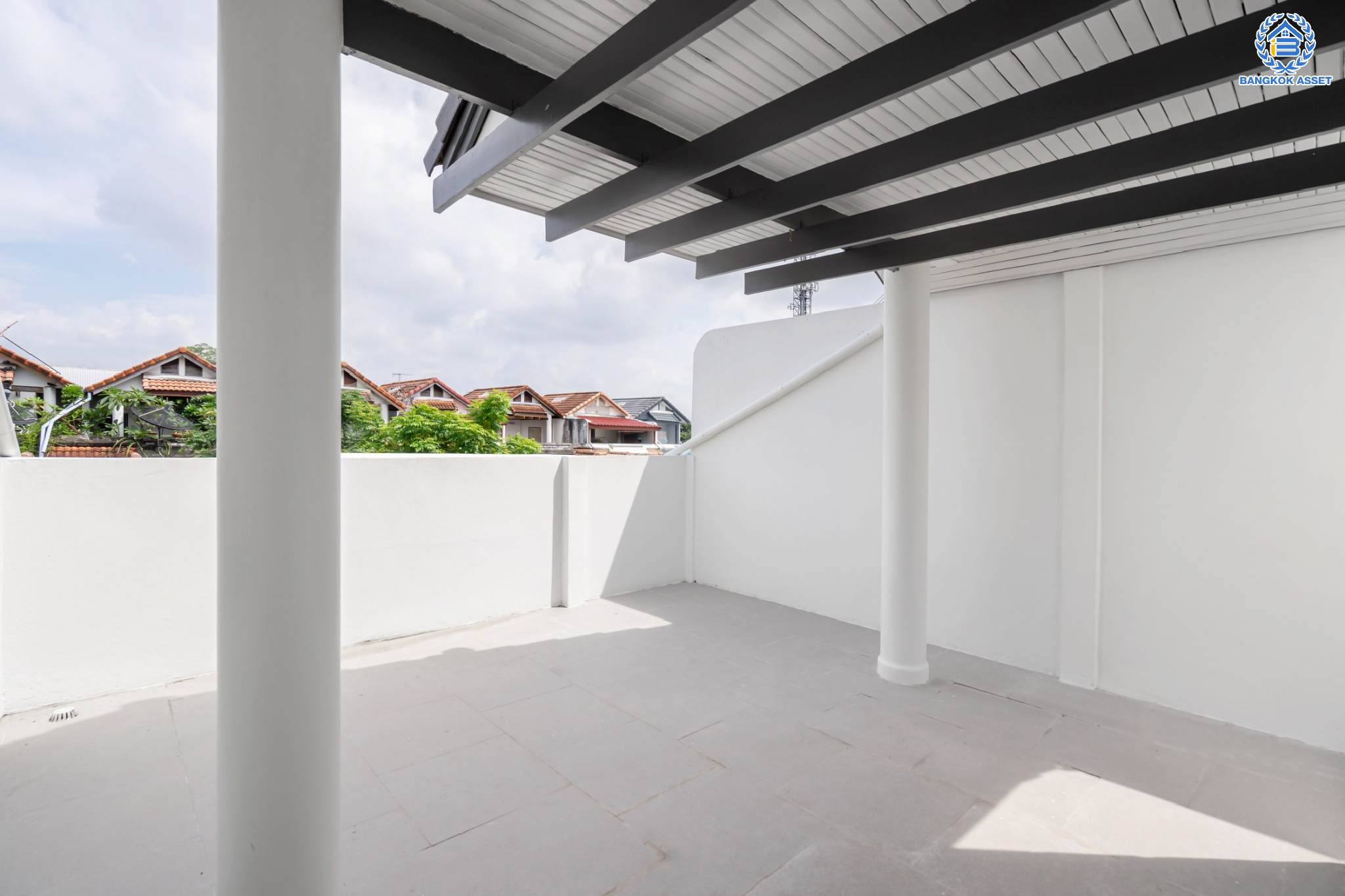 บ้านมือสองตกแต่งใหม่ ม.เน็พปาร์ควิลล่า เกษตร-นวมินทร์ ทาวน์โฮม 3 ชั้นหลังใหญ่ เนื้อที่ 30 ตร.ว. ฟังก์ชัน 3 ห้องนอน 4 ห้องน้ำ (ห้องนอนทุกห้องมีห้องน้ำในตัว) 1 ที่จอดรถ Living Roomก กว้างขวาง บนทำเลใจกลางเมือง! เชื่อมต่อทั้ง ถ.ประเสริฐมนูญกิจ, ถ.ลาดพร้าว, ถ.รามอินทรา ใกล้ The Walk เกษตรนวมินทร์, ทางด่วนรามอินทรา และรถไฟฟ้าสายสีน้ำตาล "สถานีโรงเรียนสตรีวิทยา2"...